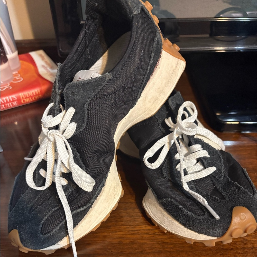 New Balance 327 women’s sz 6.5